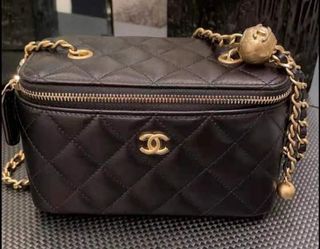 (Category: ) located in . Submitted by ilovesneakers (Listing ID 1111235633, Image 1). Description: .