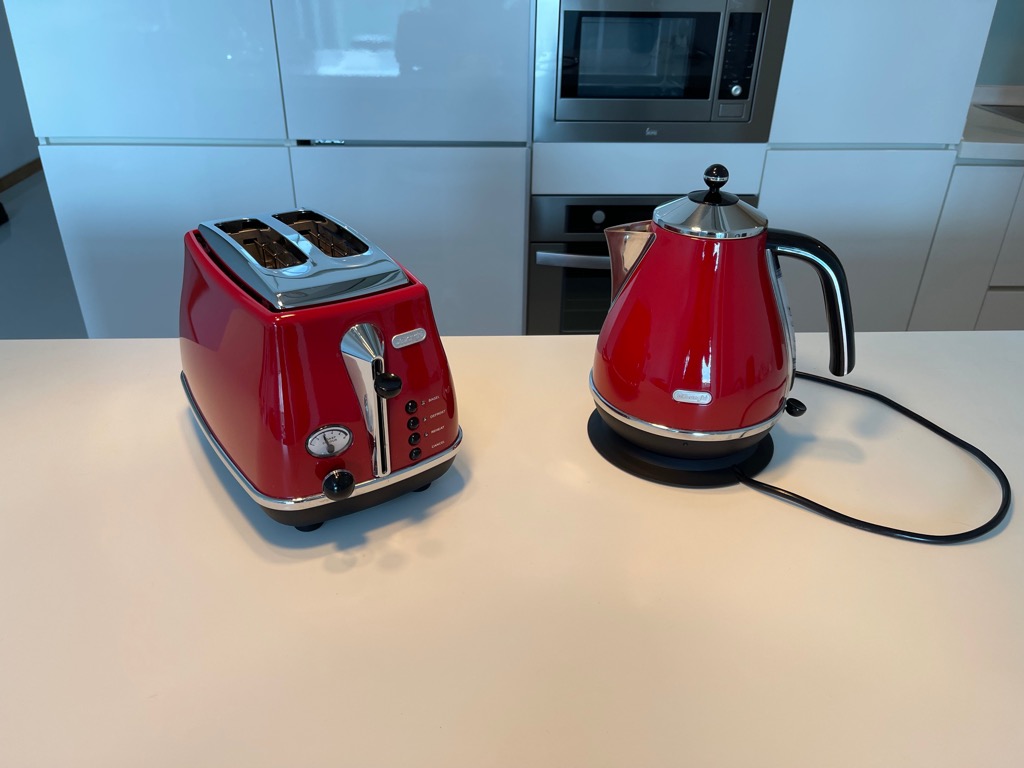 Delonghi red kettle and toaster set top
