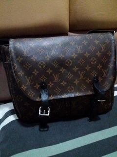 GUARANTEED AUTHENTIC LOUIS VUITTON Christopher Messenger in Macassar