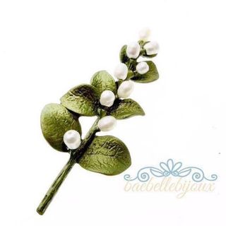 Inspired By Nature Collection Irish Thorn Brooch 立體黃銅焗漆天然愛爾蘭刺淡水小珍珠花胸針64201234569987110
