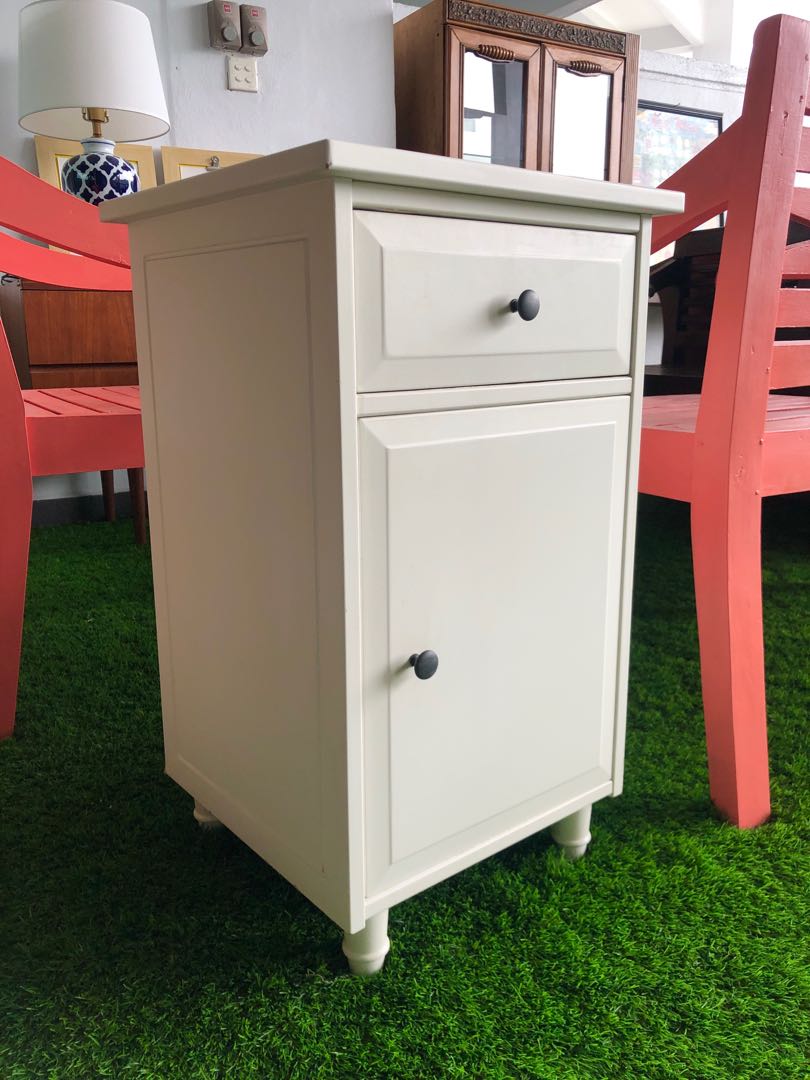 Hemnes sales bedside cabinet