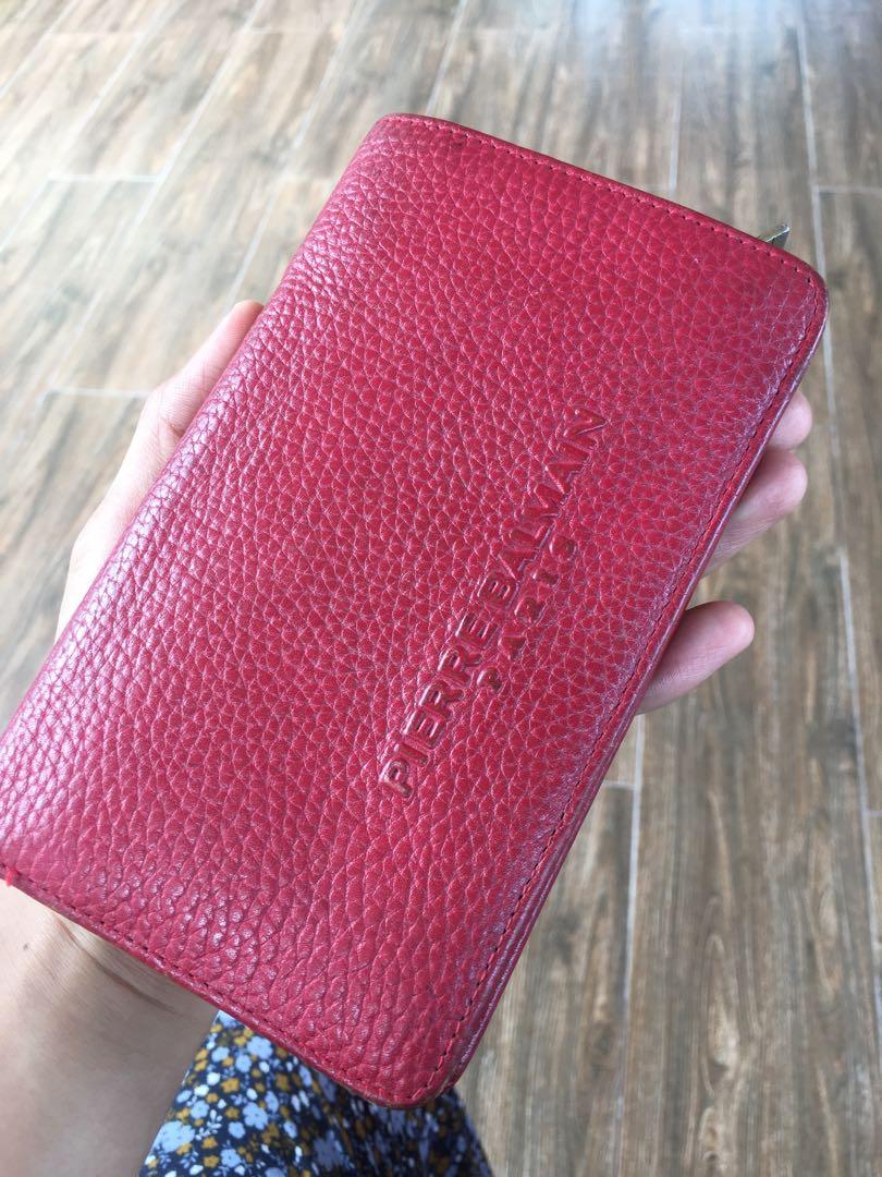 Pierre balmain Paris Wallet (Category: Luxury Bags & Wallets) located in Moncada. Submitted by Filritz_8 (Listing ID 1116649733, Image 2). Description: Good as new .