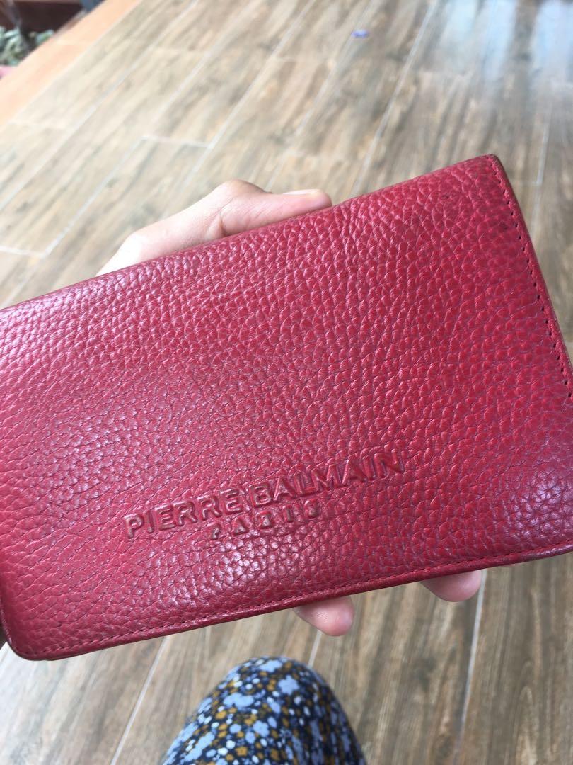 Pierre balmain Paris Wallet (Category: Luxury Bags & Wallets) located in Moncada. Submitted by Filritz_8 (Listing ID 1116649733, Image 1). Description: Good as new .