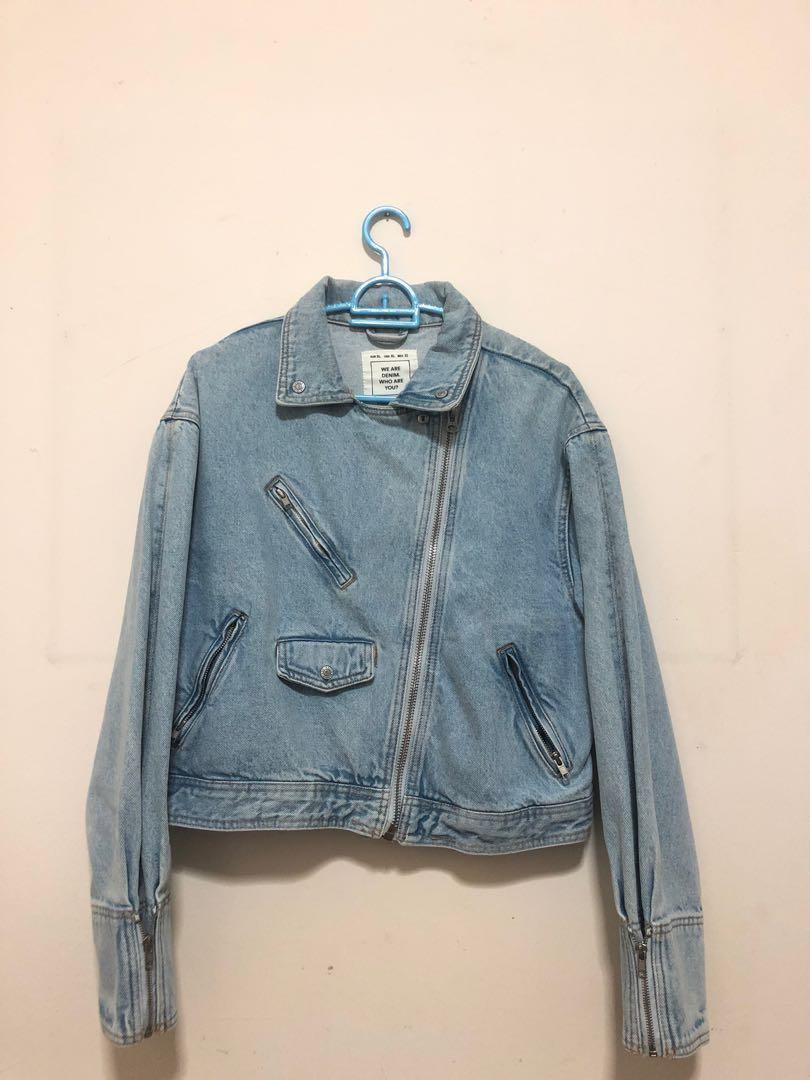 Pull and bear jacket (Category: Other Tops) located in Shah Alam. Submitted by amirah_45 (Listing ID 1116813484, Image 1). Description: ❤️ free postage ❤️ size L.
