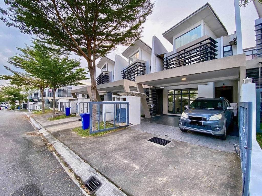 Wts 2 Storey Superlink Laman Glenmarie Phase 2a Property For Sale On Carousell