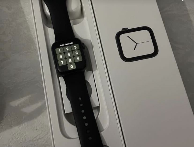 Apple Watch Series 4 Space Gray 40 mm GPS, Mobile Phones & Gadgets 