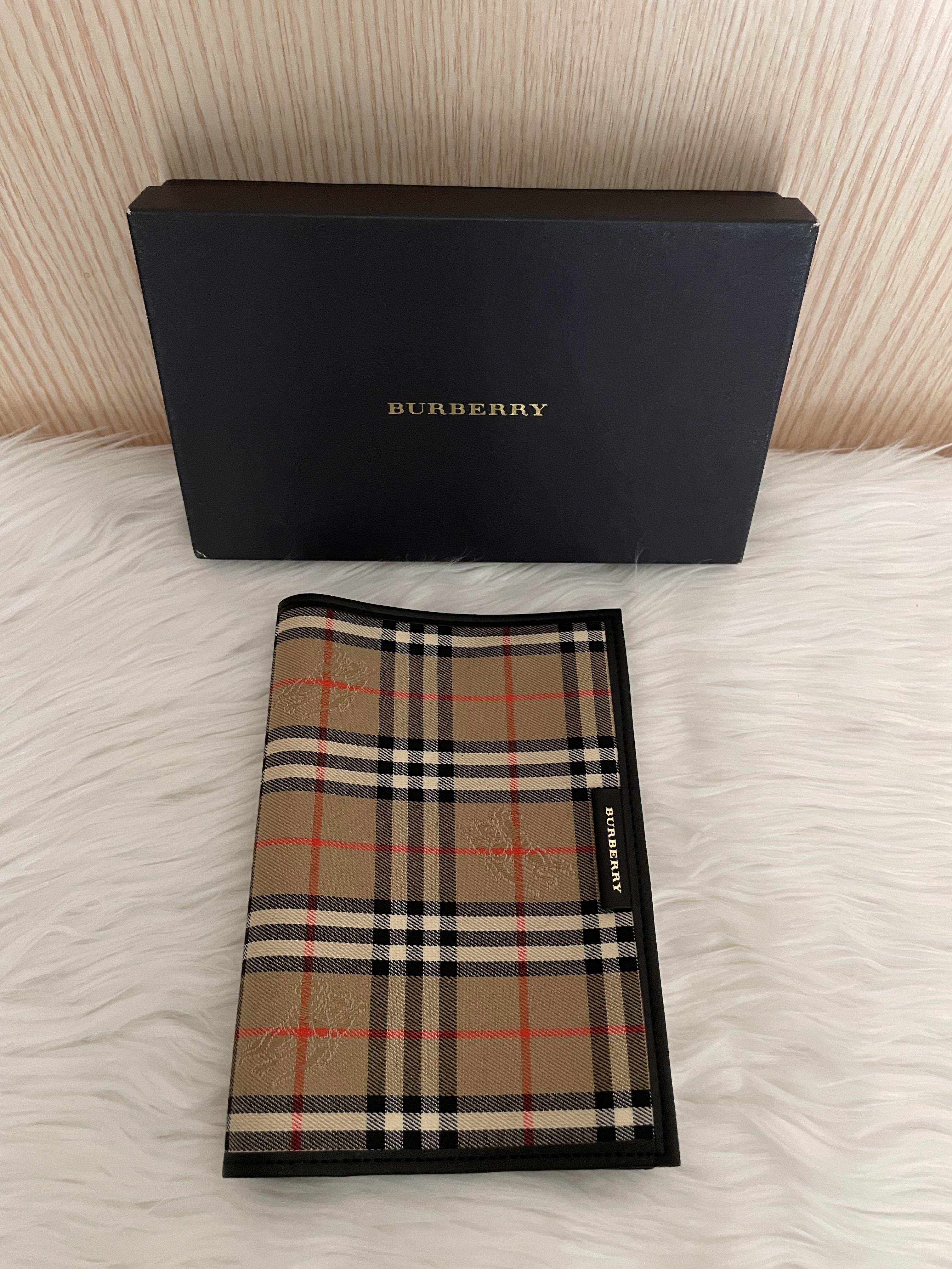 pouch Føde Sentimental Burberry Passport Holder / Agenda Cover with box, 100% authentic, Luxury,  Bags & Wallets on Carousell