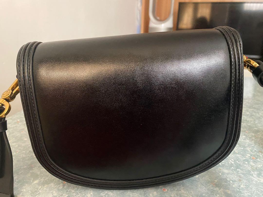 Bag （分類：Tote Bags）位於 Hong Kong。 由 credibility 提交（商品編號 1111477849，圖片 3）。簡介： 全新100% Charles&keith 只用過兩次 清屋減價 如有興趣歡迎聯絡我😊。