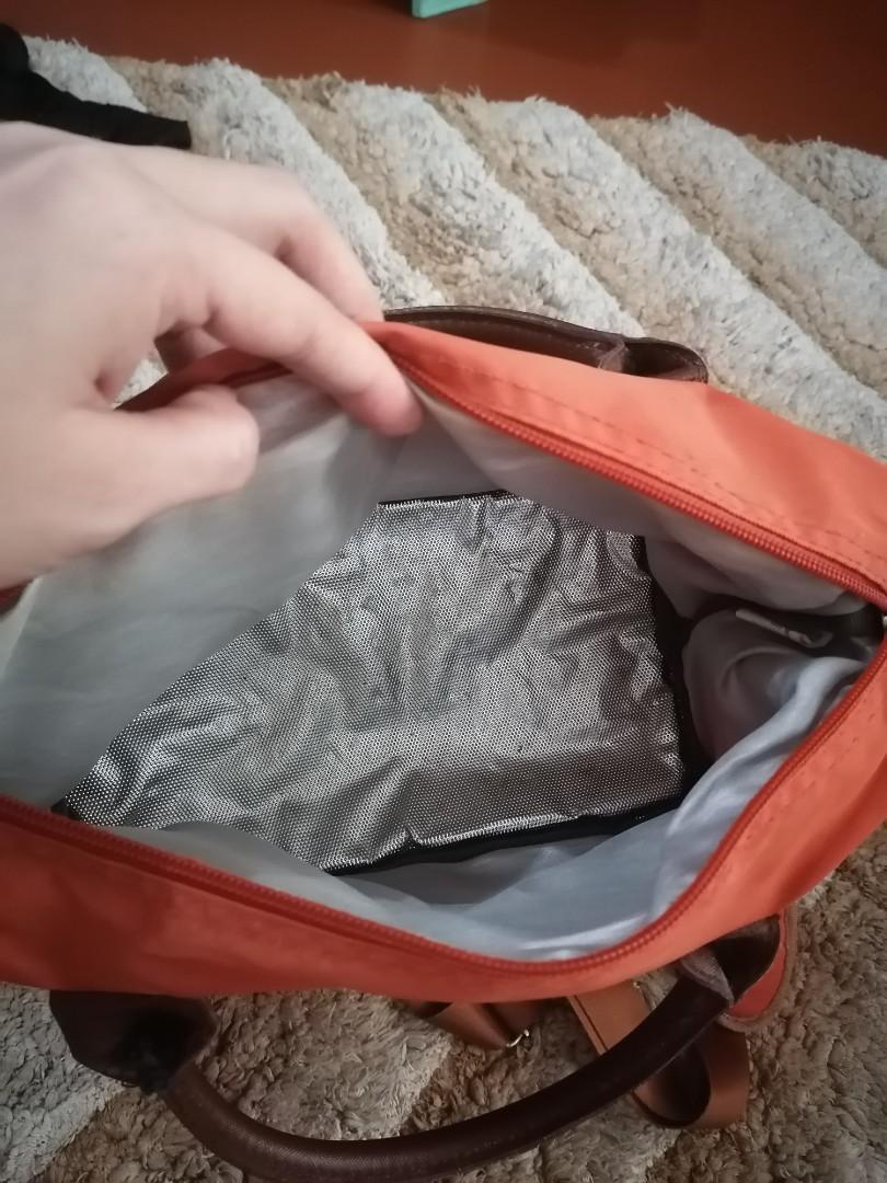 Breastpump bag (Category: Breastfeeding & Bottle Feeding) located in Cainta. Submitted by trix.trading (Listing ID 1111533207, Image 3). Description: Breastpump bag Brand: V-cool Flaw: last pic.