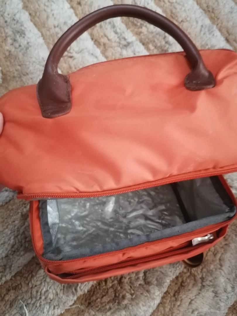 Breastpump bag (Category: Breastfeeding & Bottle Feeding) located in Cainta. Submitted by trix.trading (Listing ID 1111533207, Image 2). Description: Breastpump bag Brand: V-cool Flaw: last pic.