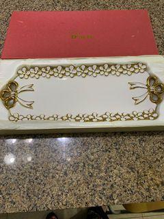Cake plate - white and gold 