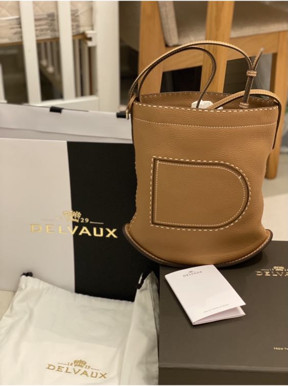 Delvaux Pin Daily in Brown 啡色/ 水桶包, 名牌, 手袋及銀包- Carousell