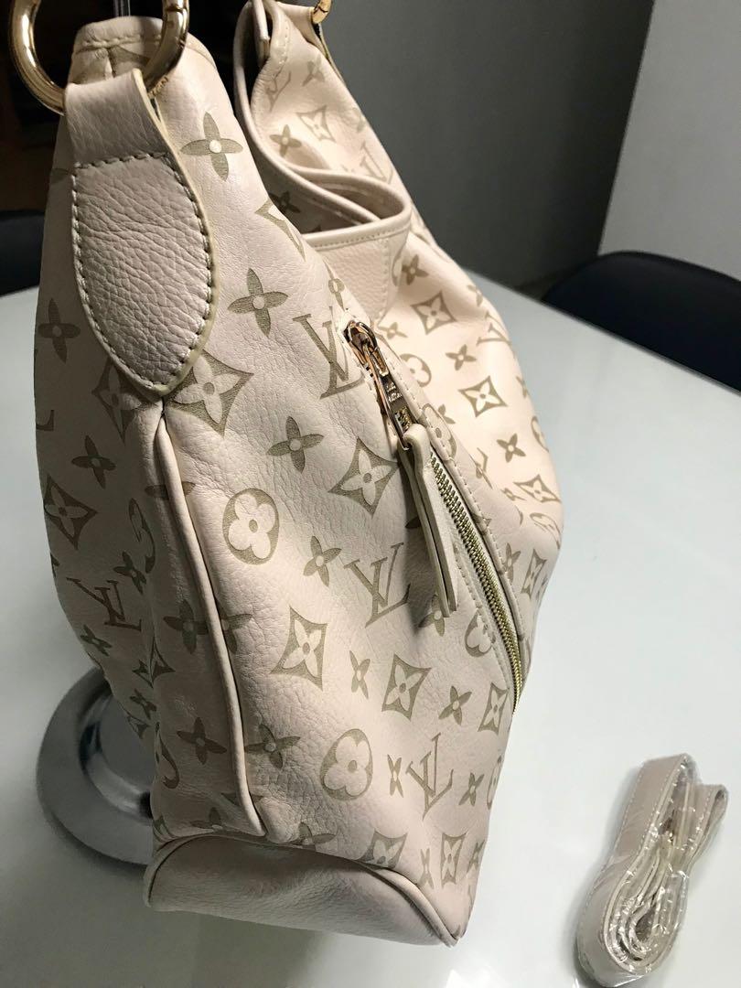 LV Hobo bag (2-way) (Category: Announcements) located in Taytay. Submitted by now_selling (Listing ID 1111542447, Image 3). Description: .