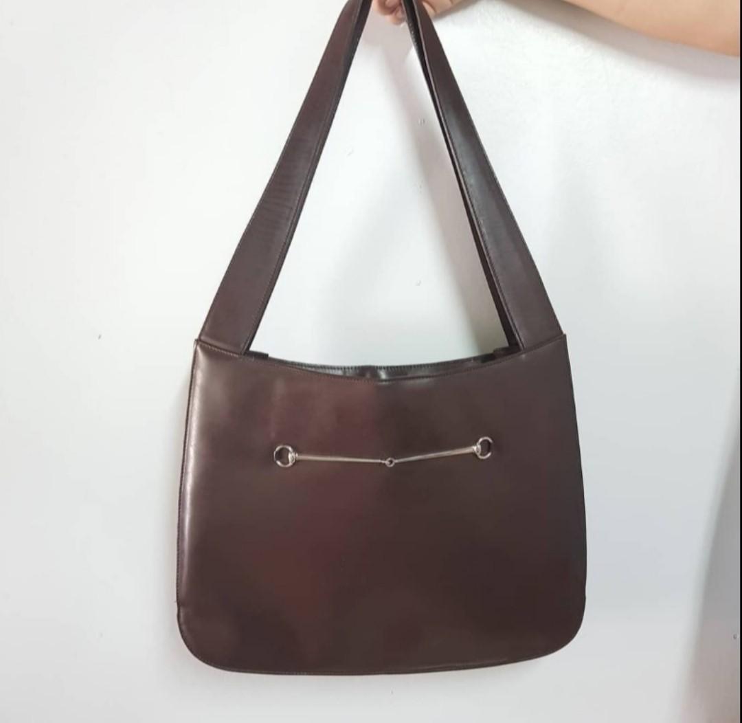 💯Authentic vintage Gucci hobo bag (Category: Luxury Bags & Wallets) located in Manila. Submitted by luxuryitems_ph (Listing ID 1111786841, Image 1). Description: Patent gucci hobo bag(large size) good condition, has a small tear pero very matibay pa for daily use. Add sf. Last price already!! Add sf..