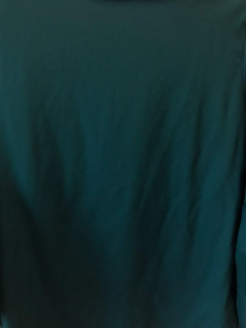 Blouse (Category: Blouses) located in Bota. Submitted by the_hdf (Listing ID 1111686241, Image 3). Description: RM 7! Size S fit to small M. Reason to letgo: Clear wardrobe. Kain lembut. Not fussy buyer. Please jangan ada high expectation untuk baju yang harganya murahh. 🙏🏻 Measurement:- Shoulder: 15.5 inch Chest : 36-38 inch Length: 22 inch Slevee lenght: 21 inch Arm hole: 16 inch Color: Green.