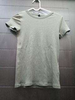 Kaos Uniqlo hijau lumut