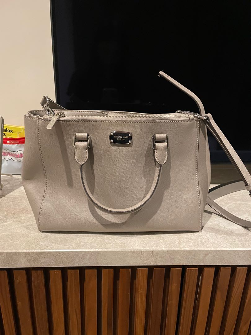 Michael Kors Light Grey Handbag, Women's Fashion, Bags & Wallets, Clutches  on Carousell