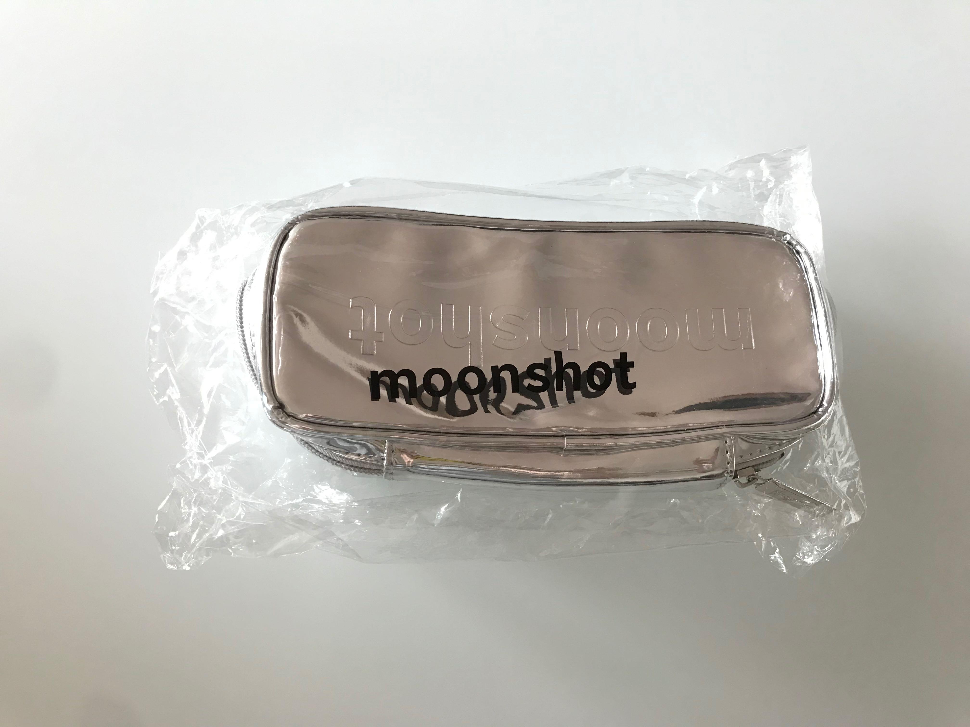 包郵] moonshot makeup pouch 化妝袋, 女裝, 手袋及銀包, 銀包、卡片套- Carousell