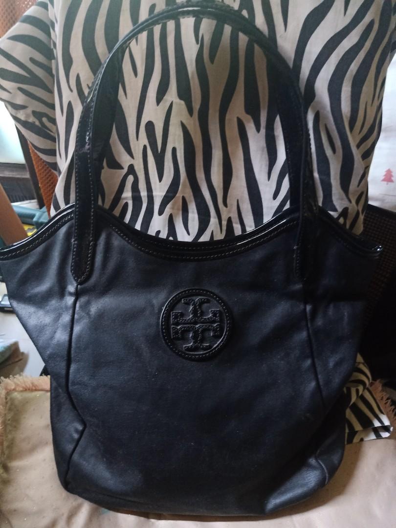 Authentic Tory tote bag (Category: Luxury Bags & Wallets) located in Davao. Submitted by athenaprelovedph (Listing ID 1111943678, Image 1). Description: authentic Tory tote bag color black semi large size, snap closure payment : via gcash paymaya bpi bdo shipping : jnt, lbc cop and jrs.
