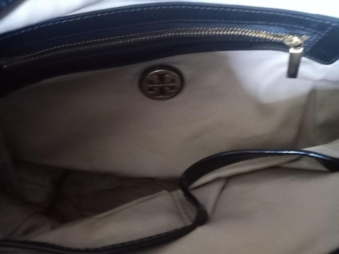 Authentic Tory tote bag (Category: Luxury Bags & Wallets) located in Davao. Submitted by athenaprelovedph (Listing ID 1111943678, Image 3). Description: authentic Tory tote bag color black semi large size, snap closure payment : via gcash paymaya bpi bdo shipping : jnt, lbc cop and jrs.