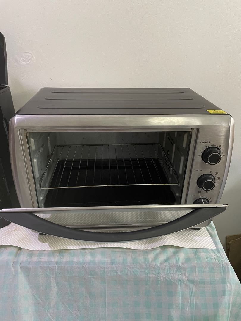 Big Oven with Rotisserie function with lots of Accessories. Perfect