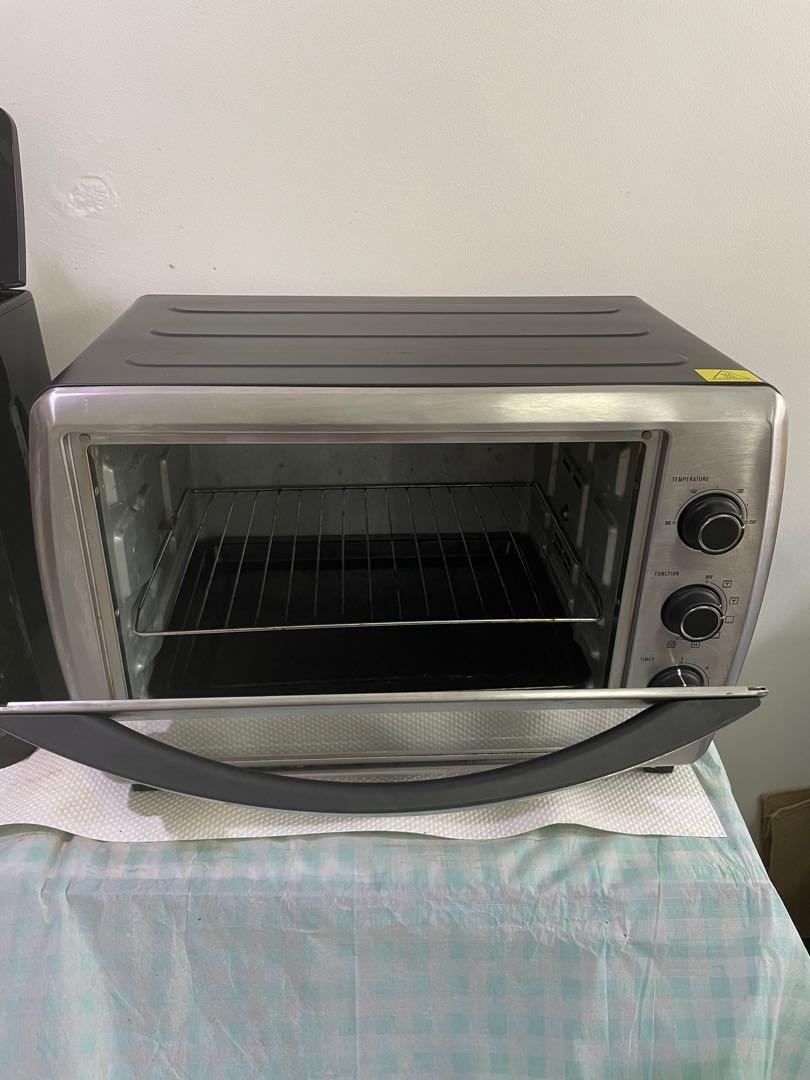 Big Oven with Rotisserie function with lots of Accessories. Perfect