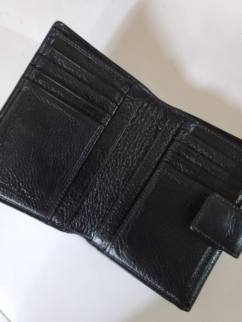 Dior Wallet (Category: Luxury Bags & Wallets) located in Manila. Submitted by shoppingspree008 (Listing ID 1112071968, Image 3). Description: This is a preloved Dior Wallet ♡ Please see photos to appreciate its beauty 💖.
