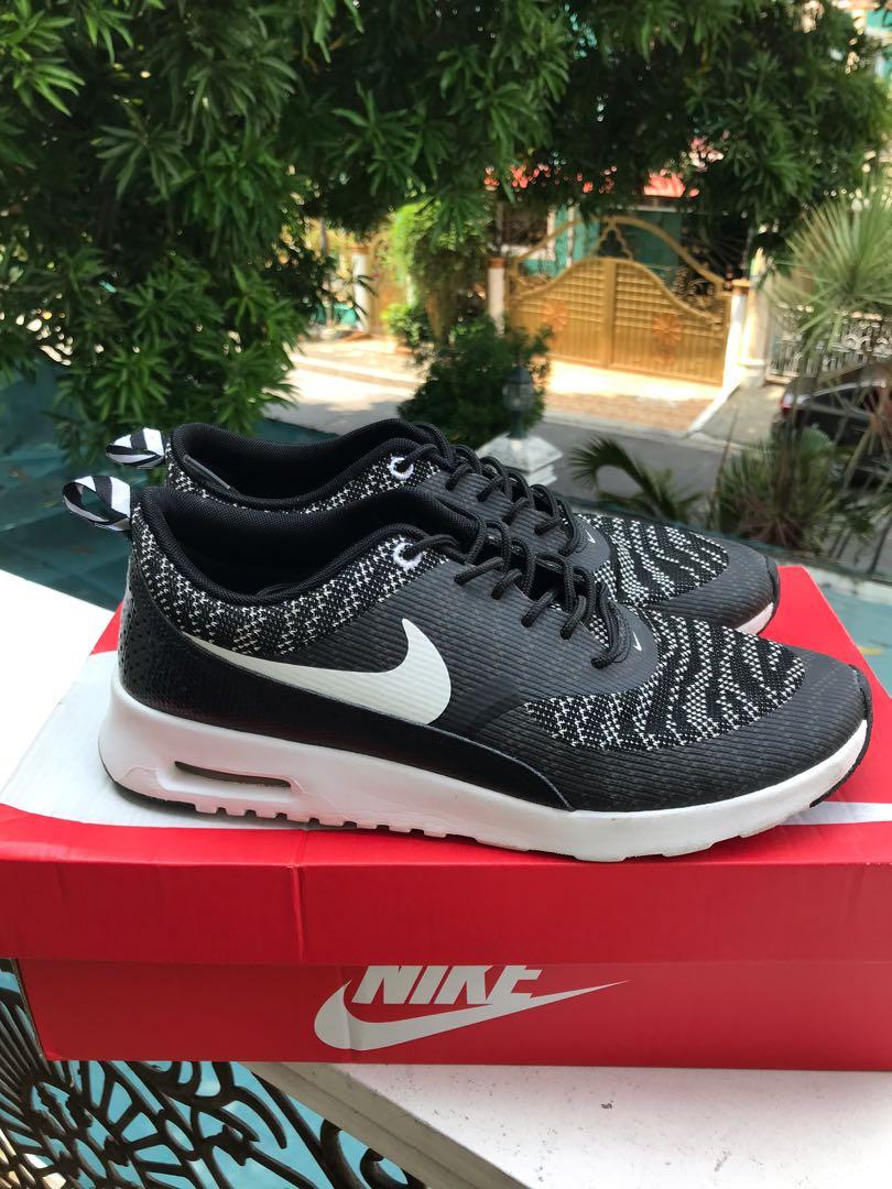 nike thea size 9