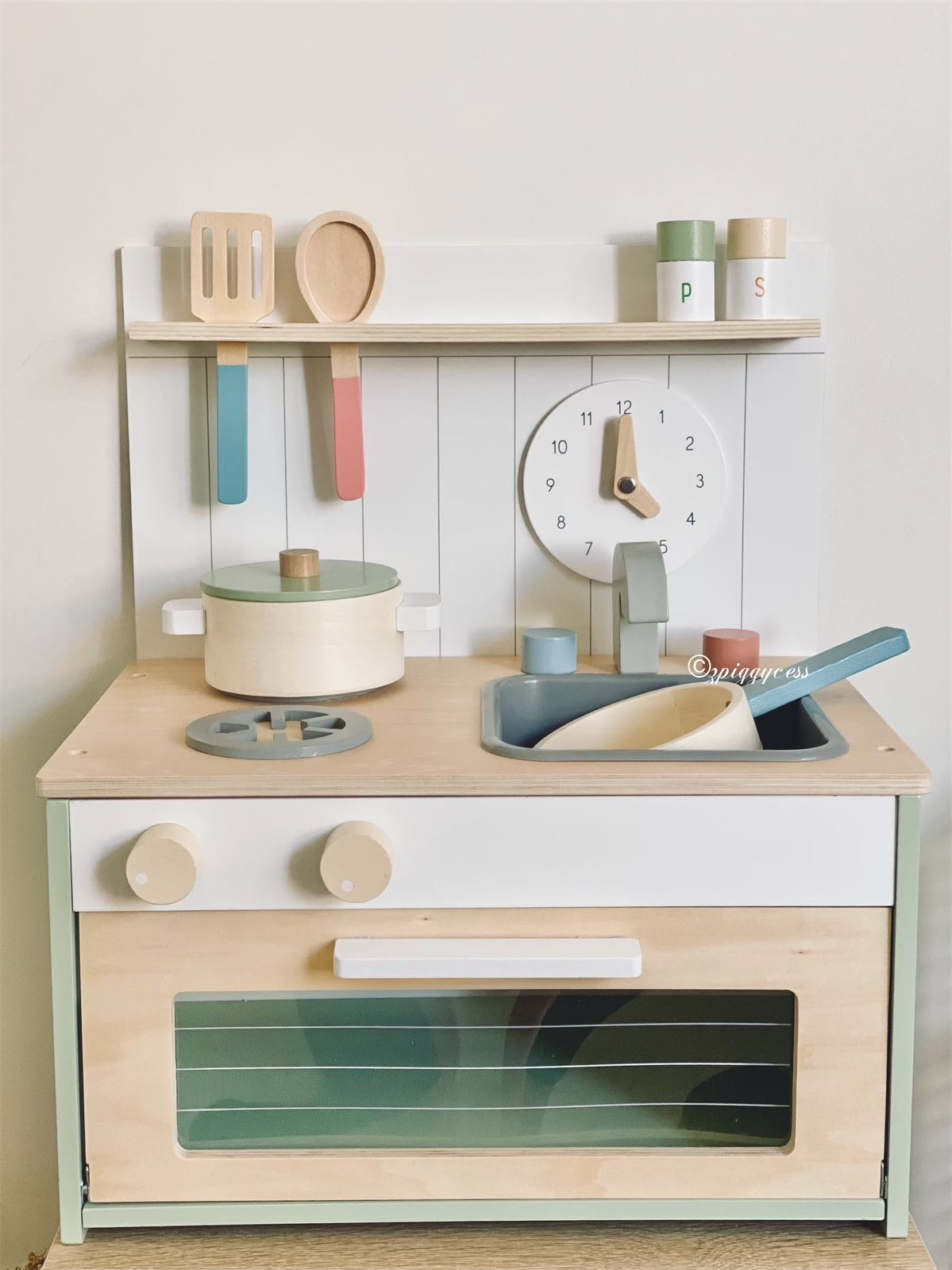 BNIB Wooden Toys Pretend Play Wooden Table Top Kitchen with Oven