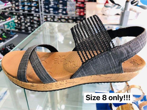 womens size 8 skechers
