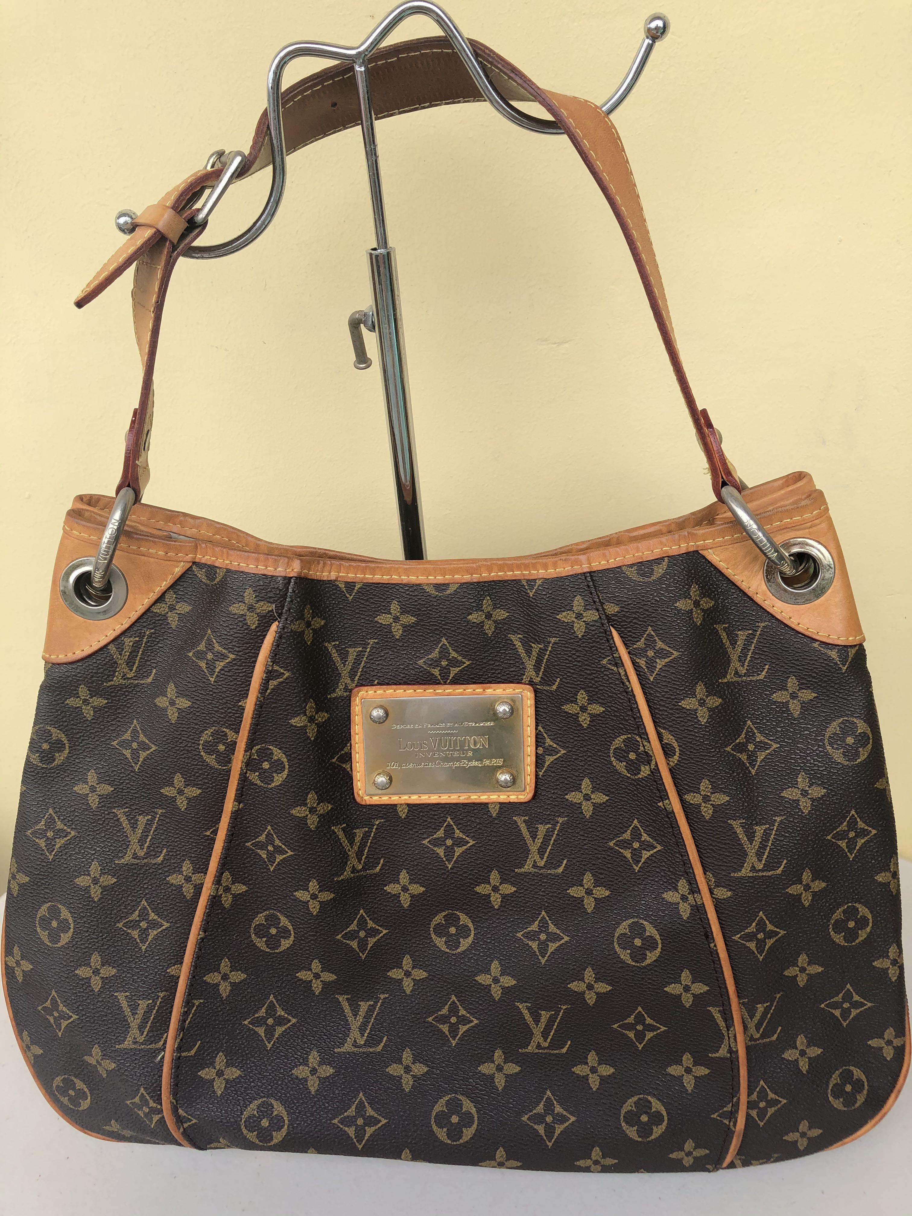 Vintage Bag (Category: Luxury Bags & Wallets) located in Bocaue. Submitted by mamikyuti (Listing ID 1112137267, Image 1). Description: Well used Hobo Bag No Flaws just faded hardware on strap And normal signs of usage .