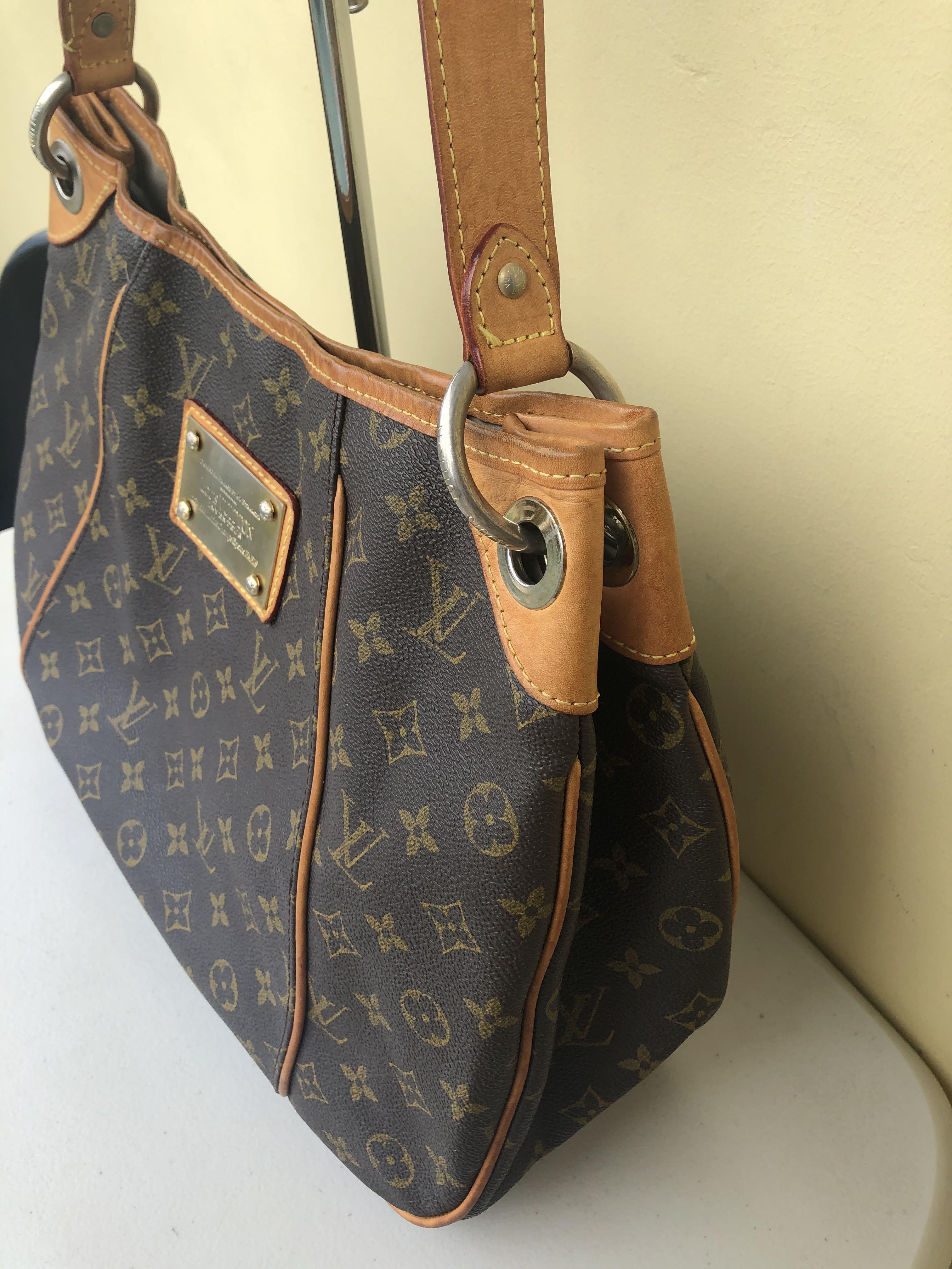 Vintage Bag (Category: Luxury Bags & Wallets) located in Bocaue. Submitted by mamikyuti (Listing ID 1112137267, Image 2). Description: Well used Hobo Bag No Flaws just faded hardware on strap And normal signs of usage .