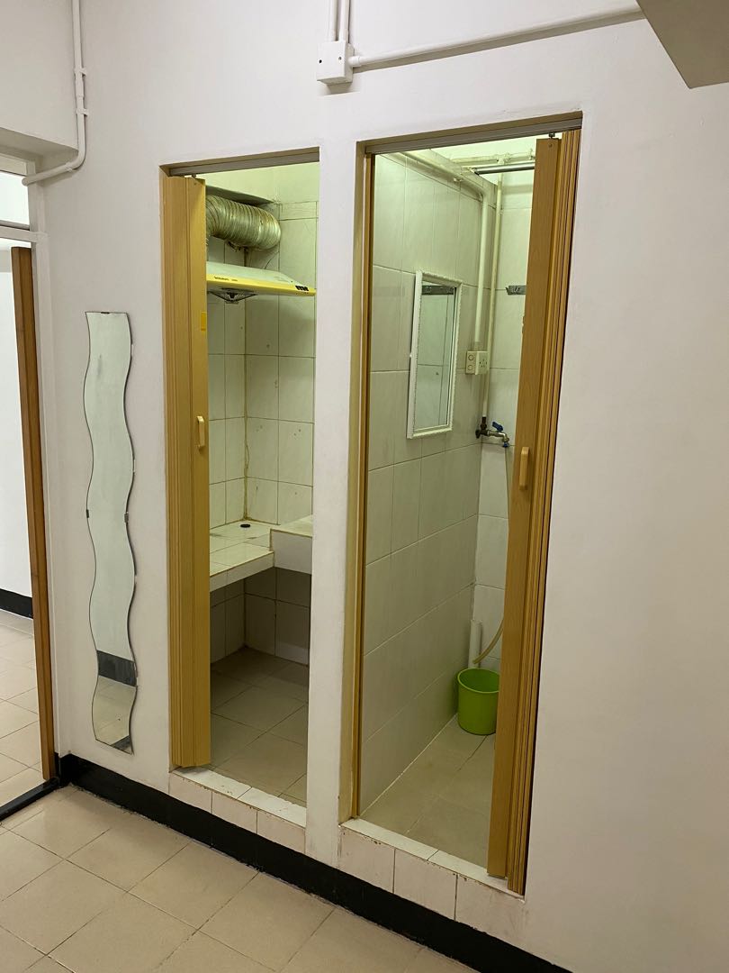 No commission. Two deposits and one month in advance. Sham Shui Po. Tang's second floor apartment. 2 bedrooms and 1 living room. Practical size 230 square feet.62863194220545112