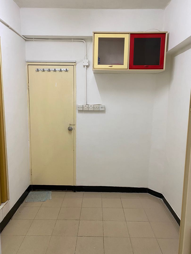 No commission. Two deposits and one month in advance. Sham Shui Po. Tang's second floor apartment. 2 bedrooms and 1 living room. Practical size 230 square feet.62863194220545111