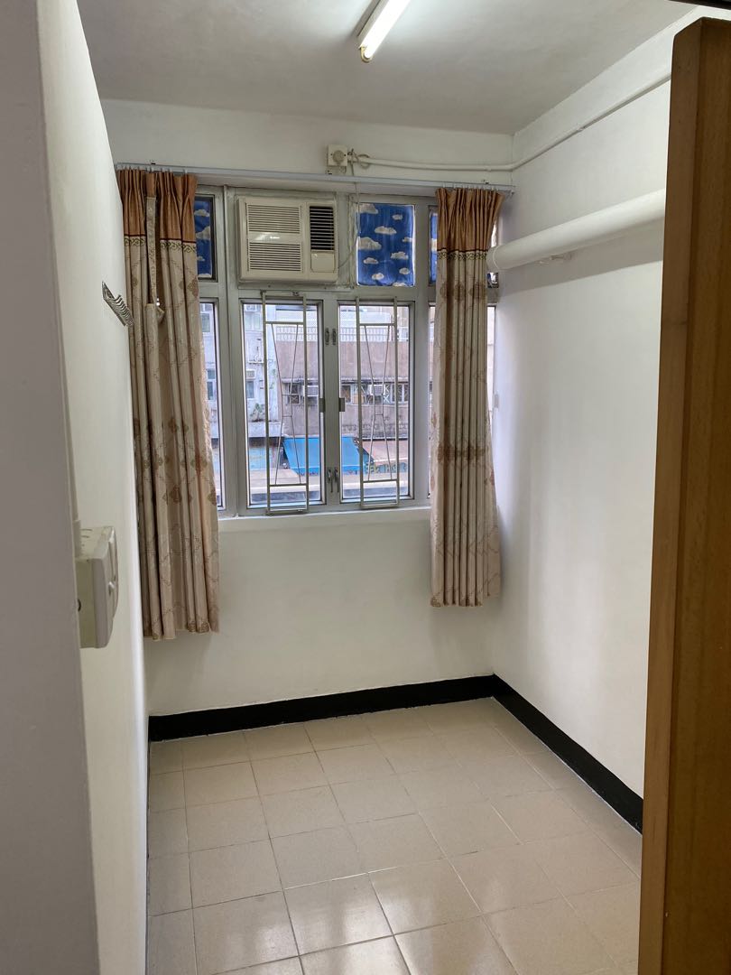 No commission. Two deposits and one month in advance. Sham Shui Po. Tang's second floor apartment. 2 bedrooms and 1 living room. Practical size 230 square feet.62863194220545114