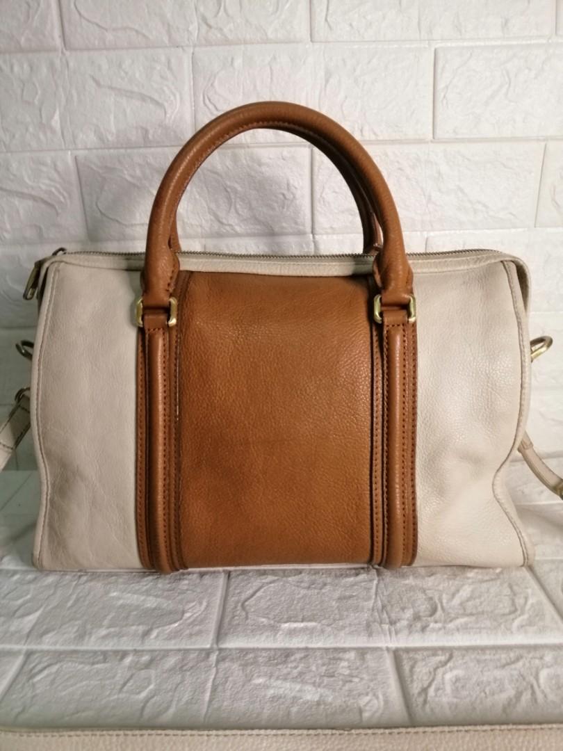 Bean Pole Satchel 2-way Leather Bag with sling (Category: Luxury Bags & Wallets) located in Las Pinas. Submitted by etoksi1234 (Listing ID 1112290619, Image 2). Description: Pre-loved Bean pole Satchel 2-way Leather Bag with sling... Gold hardware... With minimal rubs on the edges and some hardware with tarnished... SIZE: L-13" x H-9" x D-5.5" Please manage your expectations. All sales are final. Kindly examine pictures carefully when buying onli