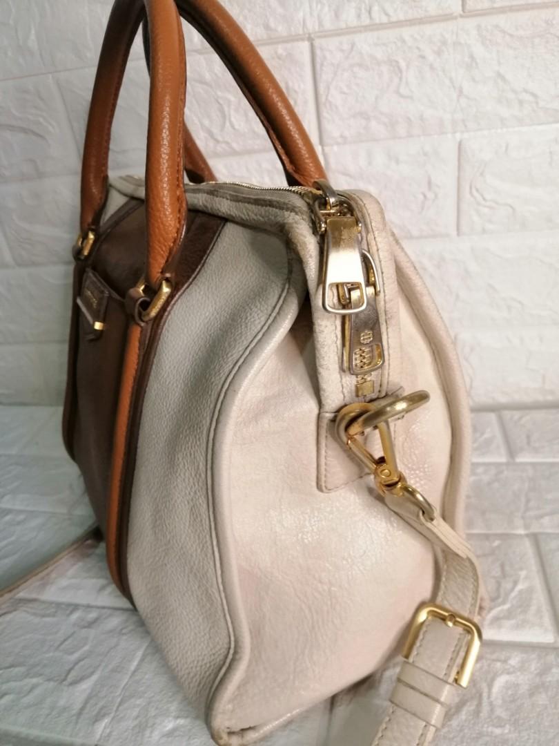 Bean Pole Satchel 2-way Leather Bag with sling (Category: Luxury Bags & Wallets) located in Las Pinas. Submitted by etoksi1234 (Listing ID 1112290619, Image 3). Description: Pre-loved Bean pole Satchel 2-way Leather Bag with sling... Gold hardware... With minimal rubs on the edges and some hardware with tarnished... SIZE: L-13" x H-9" x D-5.5" Please manage your expectations. All sales are final. Kindly examine pictures carefully when buying onli