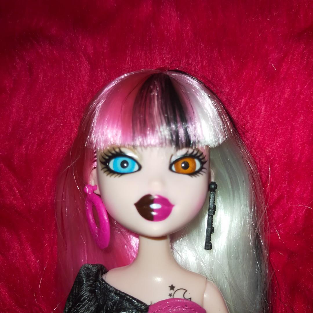 Bratzillaz Cloetta Spelletta with stand Bratz Doll, Hobbies & Toys