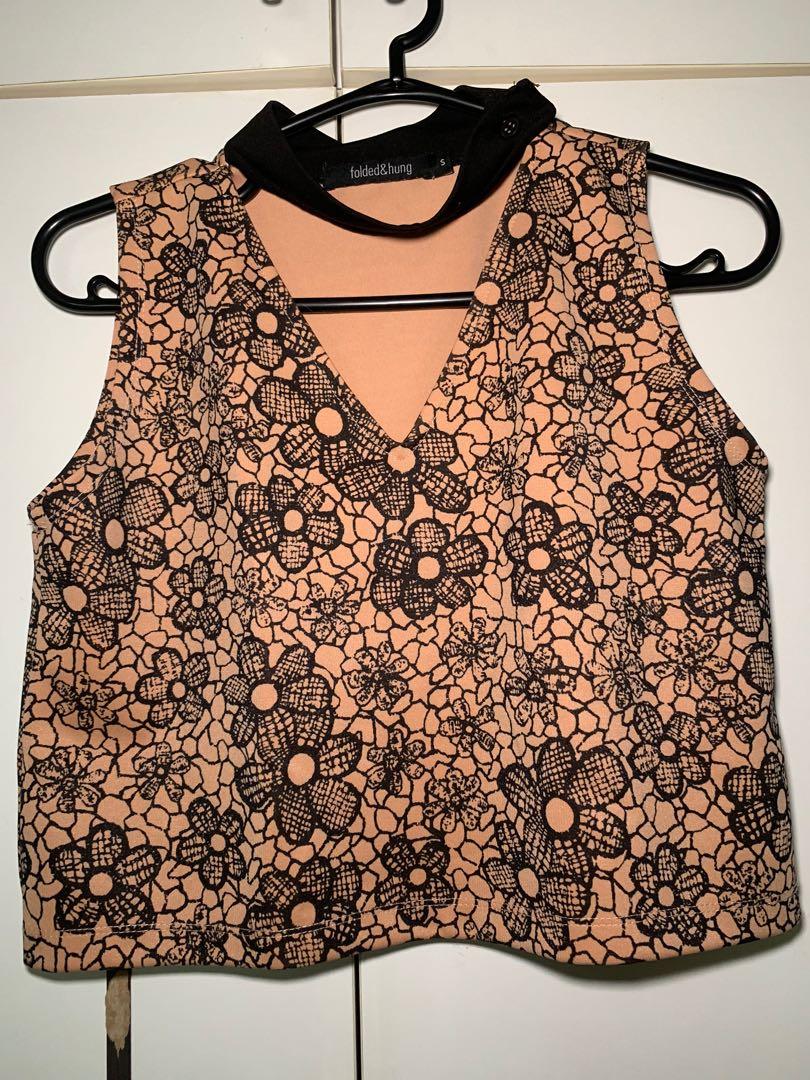 V Neck Floral Semi Cropped Top (Category: Sleeveless) located in Makati City. Submitted by bernic.e (Listing ID 1112322251, Image 1). Description: .