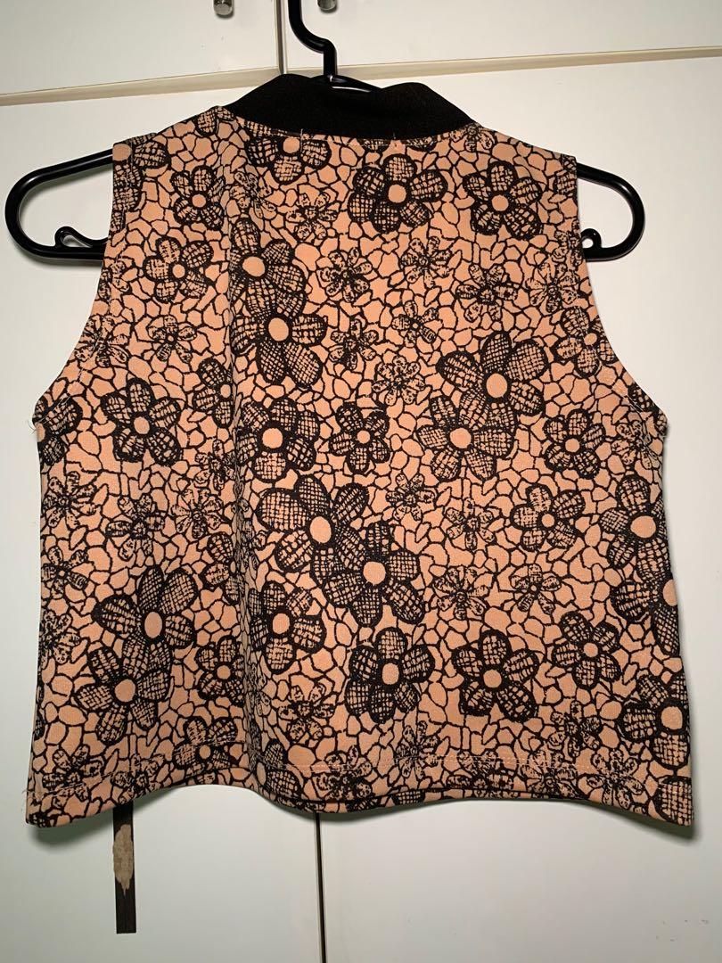V Neck Floral Semi Cropped Top (Category: Sleeveless) located in Makati City. Submitted by bernic.e (Listing ID 1112322251, Image 2). Description: .