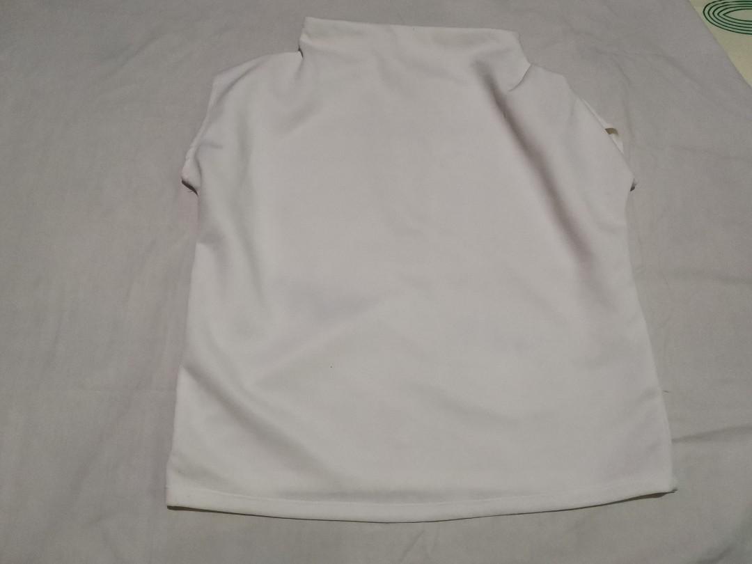 White blouse (Category: Blouses) located in Quezon City. Submitted by csa22 (Listing ID 1112341977, Image 1). Description: .