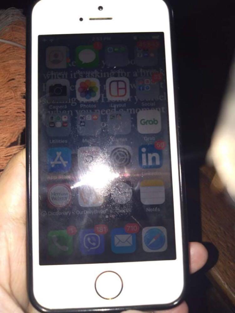 iPhone SE (Category: iPhone SE Series) located in Paranaque City. Submitted by viva.ferro (Listing ID 1112553610, Image 1). Description: 1st Gen Smart Locked Lady owned Come with Box & cases 16 GB Rosegold Functioning well; no issues (“spotlight” due to flash lang when the photo was taken) RFS: spare phone .