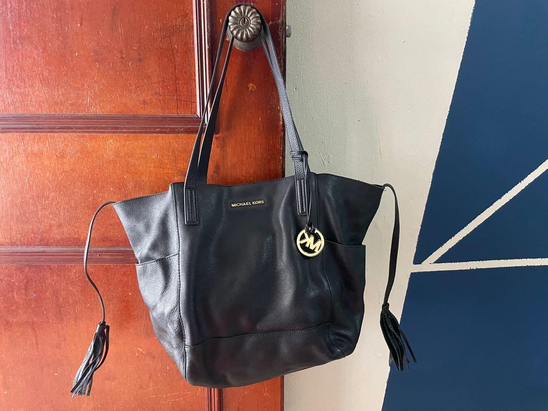 Michael Kors Ashbury Large Grab Bag (soft leather) with Tassel in Black  (30F6GABT3L), Women's Fashion, Bags & Wallets, Purses & Pouches on Carousell