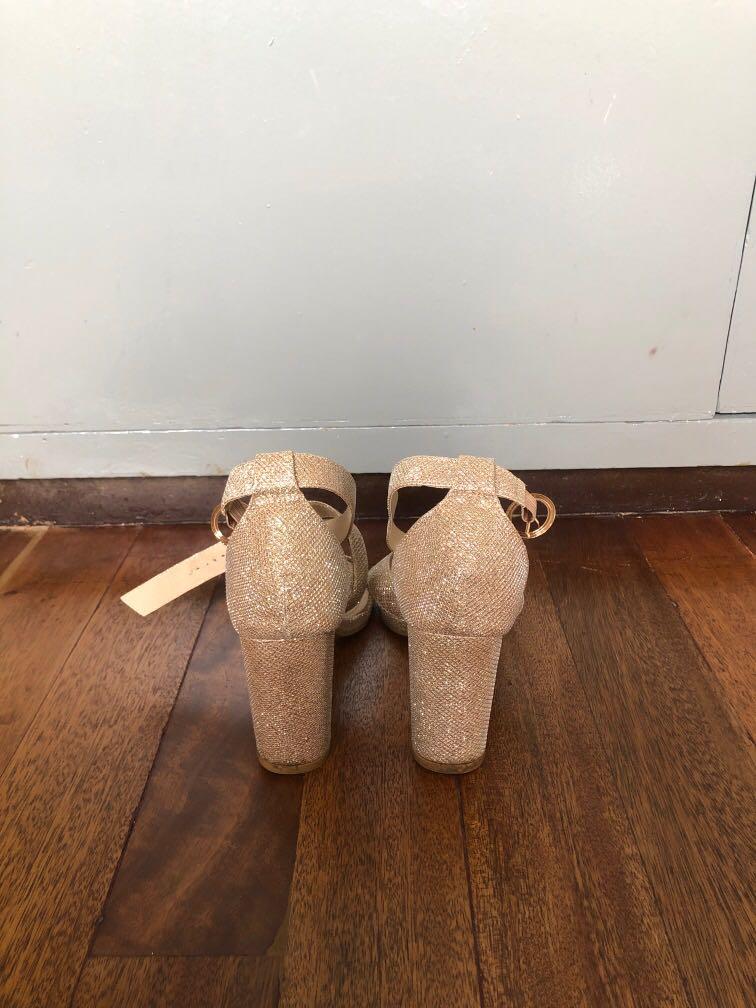 Parisian elegance chunky heels glitters size 7 (Category: Heels) located in Cavite. Submitted by aimeeni (Listing ID 1112496998, Image 3). Description: Used once during a wedding Parisian elegance glittery finish Bought for around 1000 RFS: Decluttering (what you see is what you get) MOP: Gcash or BDO Shipping via 2go (c/o buyer) From Kawit Please check my other listings :).