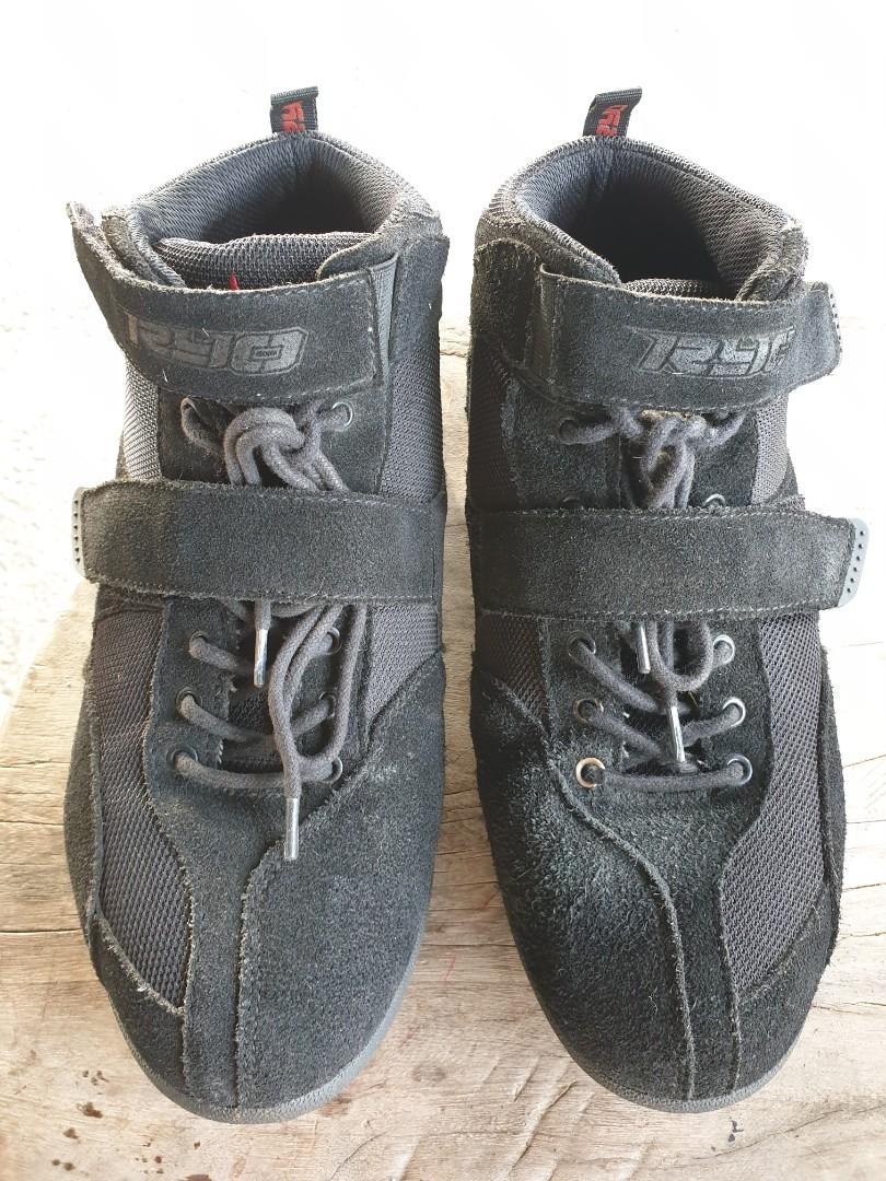 RYO -riding shoes (Category: Boots) located in Cainta. Submitted by mama.sells (Listing ID 1112499060, Image 1). Description: 🏍 low cut riding shoes lace up and velcro closure anti- slip rubber outsole mesh with suede combination foam padded personal/ pre loved RFS - decluterring.