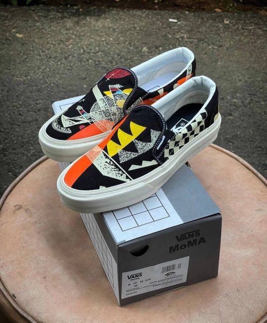 SEPATU vans slip on moma Fesyen Pria Sepatu Sneakers di Carousell