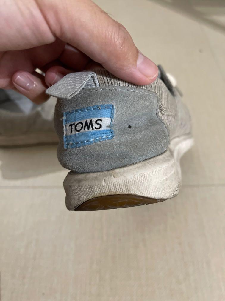 Toms canvas sneakers size 7 (Category: Sneakers) located in Cavite. Submitted by aimeeni (Listing ID 1112529841, Image 3). Description: Just needs cleaning Well used RFS: Decluttering (what you see is what you get) MOP: Gcash or BDO Shipping via 2go (c/o buyer) From Kawit Please check my other listings :).