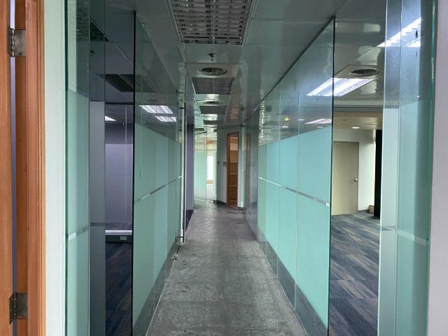 Office space for rent in BGC Taguig (Category: Commercial) located in Paranaque City. Submitted by dominiclorico (Listing ID 1121852960, Image 3). Description: Office space for rent in BGC The Fort Floor area: 979 sqm Ready for occupancy with minor renovations. Big windows, controlled aircons, carpeted, with pantry, modern glass building Rate: Php 1000/sqm plus cusa dues of Php 200/sqm plus vat (Php 1,315,776/month) Terms: 3 months advance, 3 mon