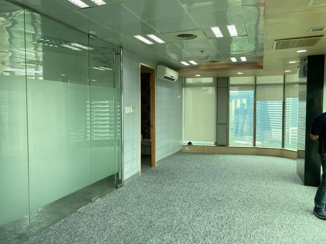 Office space for rent in BGC Taguig (Category: Commercial) located in Paranaque City. Submitted by dominiclorico (Listing ID 1121852960, Image 1). Description: Office space for rent in BGC The Fort Floor area: 979 sqm Ready for occupancy with minor renovations. Big windows, controlled aircons, carpeted, with pantry, modern glass building Rate: Php 1000/sqm plus cusa dues of Php 200/sqm plus vat (Php 1,315,776/month) Terms: 3 months advance, 3 mon