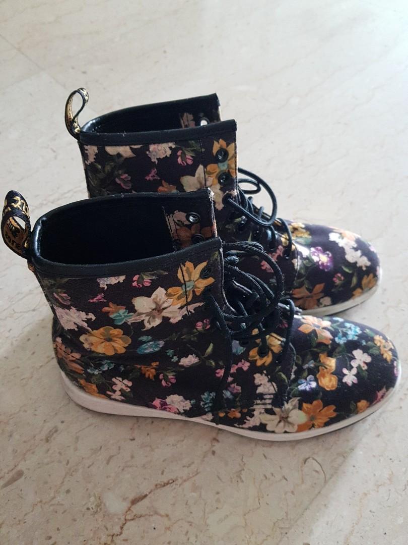 Dr. martens deals newton canvas boot
